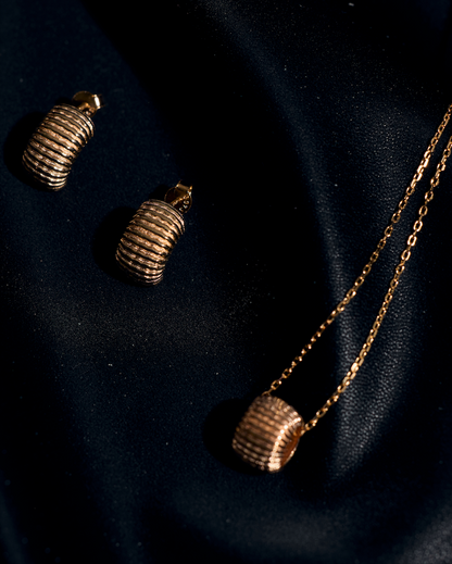 Gold Ribbed Barrel Necklace